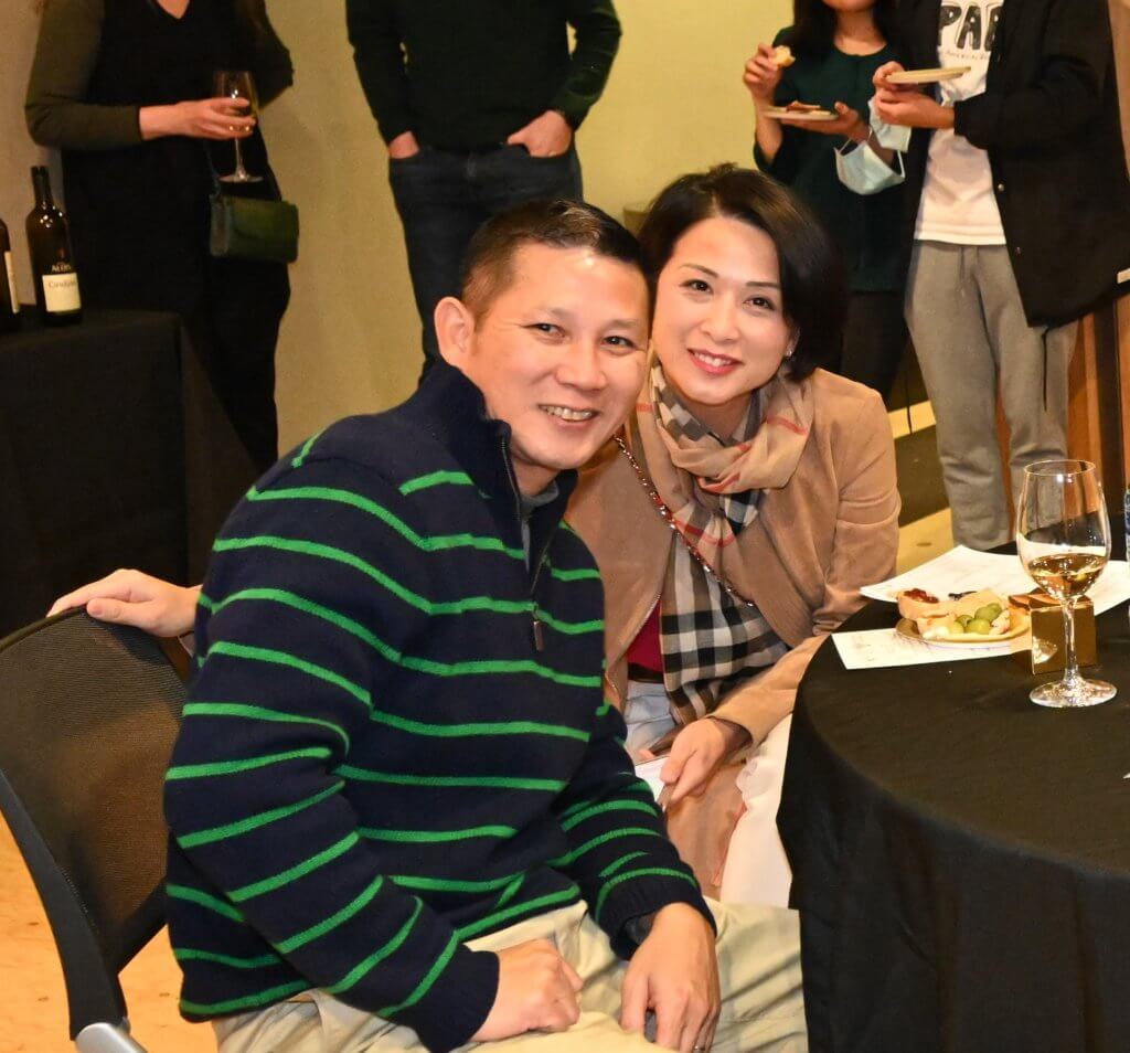 Two smiling 2022 Wine Tasting guests pose for a photo for Bridges to Learning.
